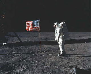 Edwin (Buzz) Aldrin frente a la bandera americana y el módulo lunar