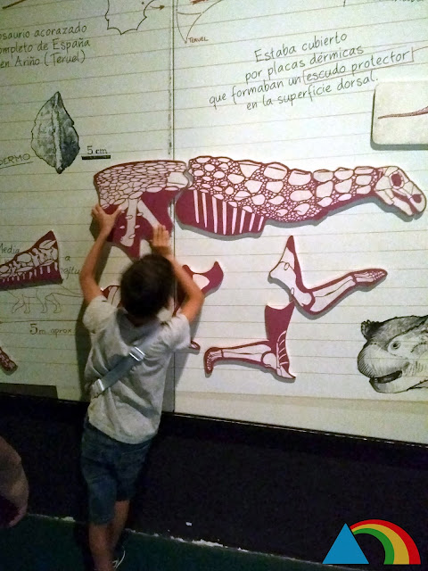Actividad para niños en el museo paleontológico de Dinópolis