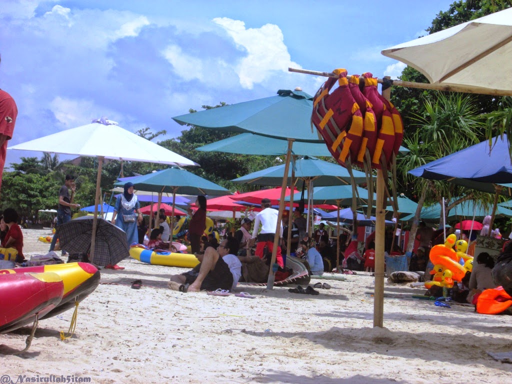 Suasana pantai Bandengan, Jepara saat akhir pekan