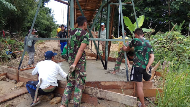 Pagi-pagi, Warga Labian Iraang Pergi Sadap Karet, Setelah Itu Bantu Buat Jembatan Gantung