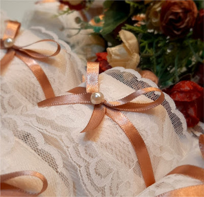 bem casado tradicional papel celofane branco, renda branca, fita de cetim rose e meia pérola