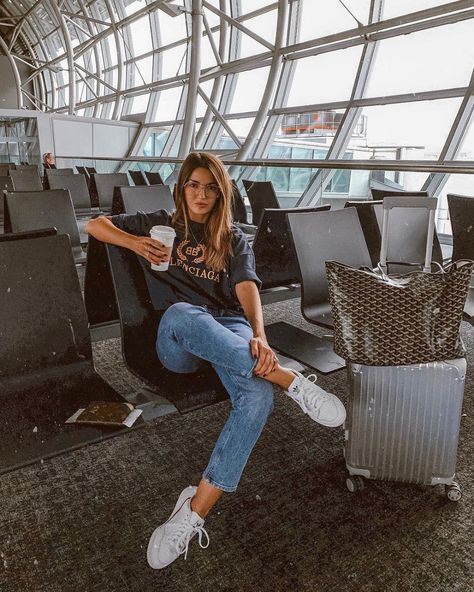 airport outfit ideas come vestirsi per viaggiare in aereo cosa metto per viaggiare in aereo outfit viaggio aereo estate 2022 fashion blogger italiane blog di moda colorblock by felym