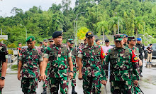 Dansatgas Pamtas Yonif 645/GTY Sambut dan Dampingi Kunjungan Kerja Aster Panglima TNI di PLBN Entikong 