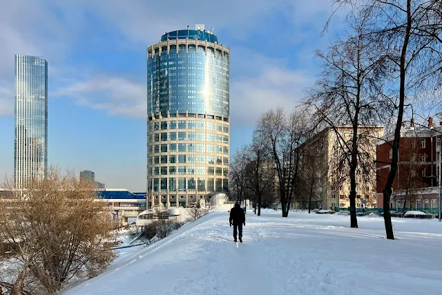 набережная Тараса Шевченко, жилой комплекс Capital Towers, торгово-пешеходный мост «Багратион», бизнес-центр «Башня 2000»