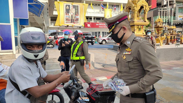 Раздача бесплатных масок в Таиланде