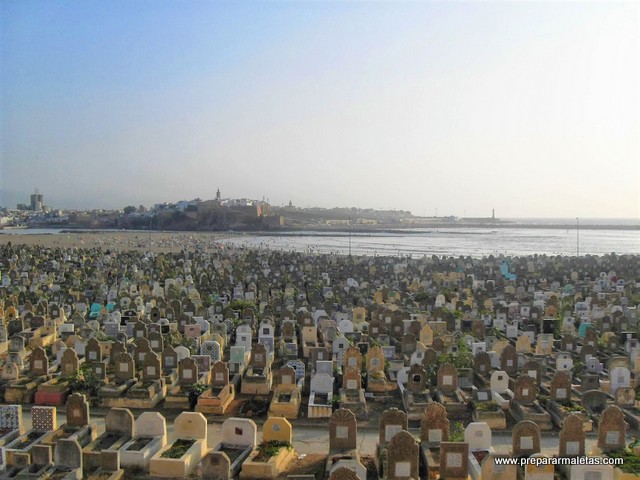 visitar el impresionante cementerio de Salé