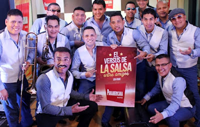 Foto de Orquesta Camaguey con cartel en mano