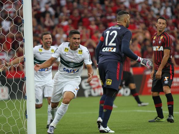 Carimba que o gramado sintético está batizado