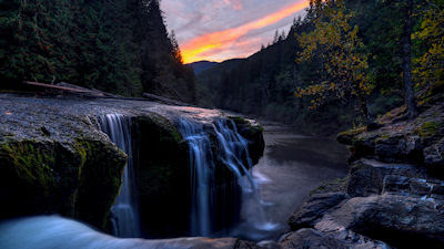 Cascadas de agua clara en el río - Divino amanecer