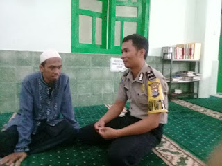 Bhabinkamtibmas Laksanakan Sholat Duhur Berjamaah dan Beri Pesan Kamtibmas ke Takmir