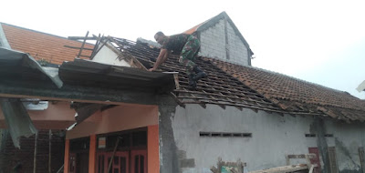 Peduli Korban Bencana, Babinsa Koramil 0816/05 Gotong Royong Perbaiki Rumah Warga