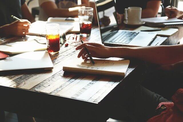 10 Things You Need To Know About Successful People, get an idea of the attitudes of successful people towards the behavior that sets them apart from the crowd.