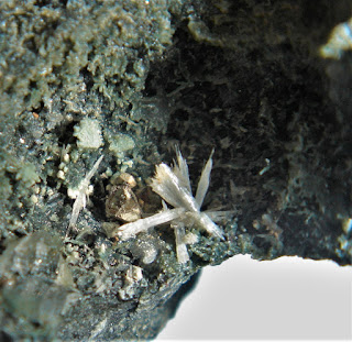 Pirita y aragonito, Cantera de ofitas Santutis, Peñacerrada, Alava,  área 1 cm