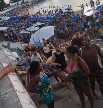 Mulheres discutem no Porto da Barra em Slavador