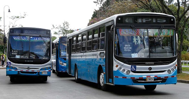 Choferes de buses podrían utilizar fuerza pública para cumplir obligación de los usuarios de llevar mascarilla o careta