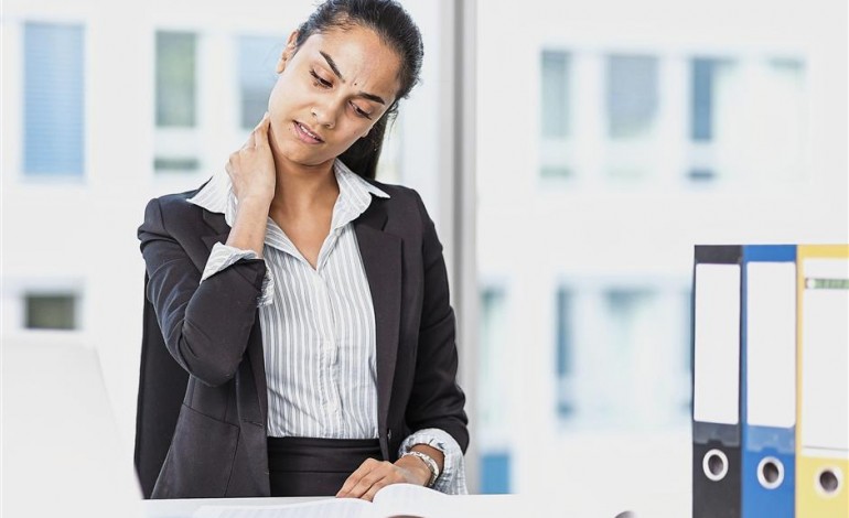 Tricks you can do to avoid neck pain at work