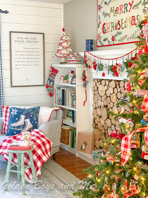 Colorful cottage style Christmas decor - www.goldenboysandme.com