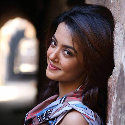 surveen chawla ki photo