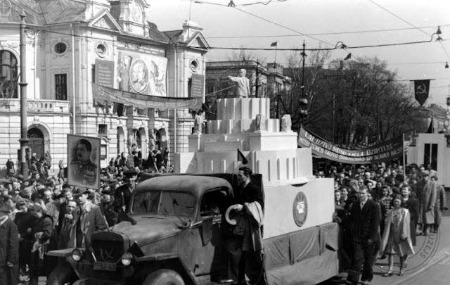 1 мая 1948 года. Рига. Первомайская демонстрация на улице Кр. Валдемара возле Государственного театра драмы Латвийской ССР