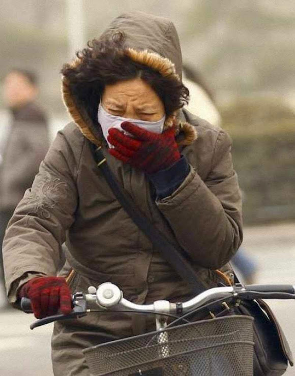 Mulher tenta se proteger em Pequim