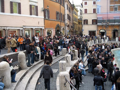 Crowds at Trevi