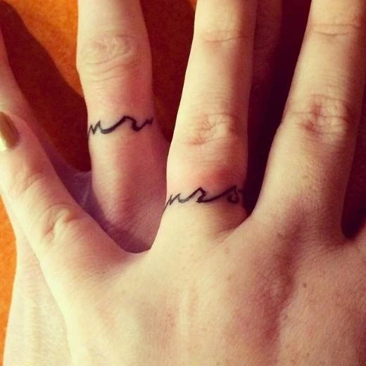 33 Tatuajes con anillos de prometida para decir: si quiero