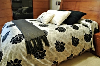 quarto de casal com jogo cama preto e branco