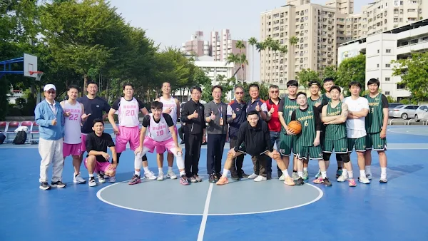 ▲校友不分男女老少攜家帶眷返回學校，比賽場上熱血依舊沸騰。（記者林明佑翻攝）
