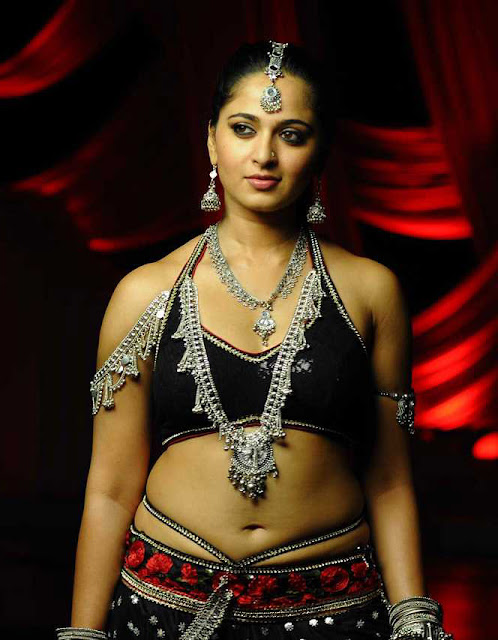 Anushka spicy navel show in damarukam movie