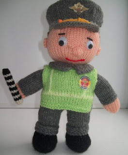 PATRON GRATIS POLICIA AMIGURUMI DE PUNTO 1552