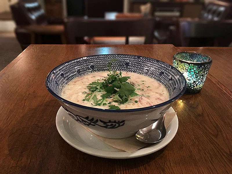 下北沢駅東口から線路沿いに西へ徒歩2分ほどにある隠れ家ベトナムカフェ『cafe viet arco』の鶏とわさび豆乳の和風フォー