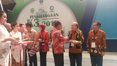 Gubernur Jabar  Sembilankali Terima Penghargaan Pembina K3 Dari Menakertrans