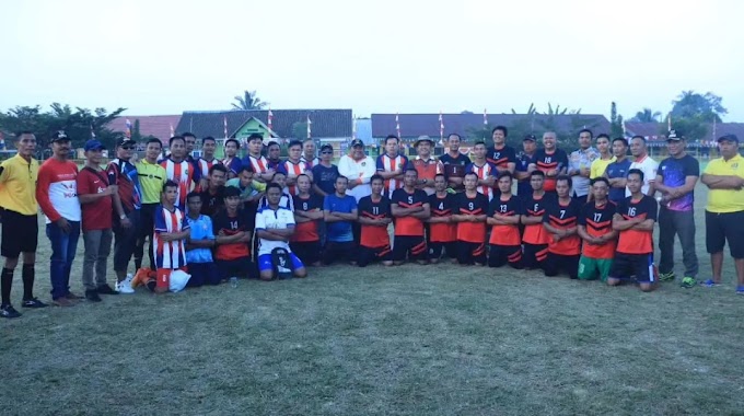 OKU SELATAN, -- Ratusan masyarakat Desa Simpang Agung Kecamatan Simpang Kabupaten Ogan Komering Ulu Selatan berbondong-bondong saksikan Laga Friendly Match Sepak Bola, Kamis (10/08/2023).  Fraindly Match tersebut di laksanakan di lapangan Desa Simpang Agung tepatnya di depan SMPN 1 Simpang.  Masyarakat Desa Simpang Agung sangat antusias akan pertandingan persahabatan antara Simpang FC dengan Persipra Oldstar Prabumulih.  Karena pada laga tersebut diikuti langsung oleh Walikota Prabumulih Ridho Yahya yang memegang ban Kapten di kesebelasan Persipra Oldstar Kota Prabumulih.  Bak partai final,  jual beli serangan pun di lancarkan oleh kedua belah team.  Sayangannya kesebelasan tuan rumah harus mengakui kekalahan atas klub Kota Nanas dengan skor 2-1.  Dengan membawa pulang kebahagiaan Ridho Yahya mengatakan tujuannya bertandang guna menjalin serta mempererat silaturahmi.  "Tujuannya hanya silaturahmi tapi ini juga kebahagiaan, dengan uang seratus ribu kita belikan sosis melihat mereka bahagia (anak-anak kecil-red) bahagia," ujar sang Kapten Persipra OldStar.  Ia juga menambahkan bahwa melihat anak-anak dan berbagi dengan mereka merupakan nikmat bahagia yang tiada tanding.  "Jujur, kita sangat bahgia jika bisa berbagi dengan anak-anak ini, kan bahagia orang berbeda² namun bahagia saya jika dapat berbagi dengan sesama," tuturnya. @ridhoyahya.id  @andriansyahfikriii  @pemkab_okuselatan  @okuselatan.update  @protokol_okuselatan  @disparbud_okuselatan  @wisata.budaya.okus  #okuselatan  #okuselatankece