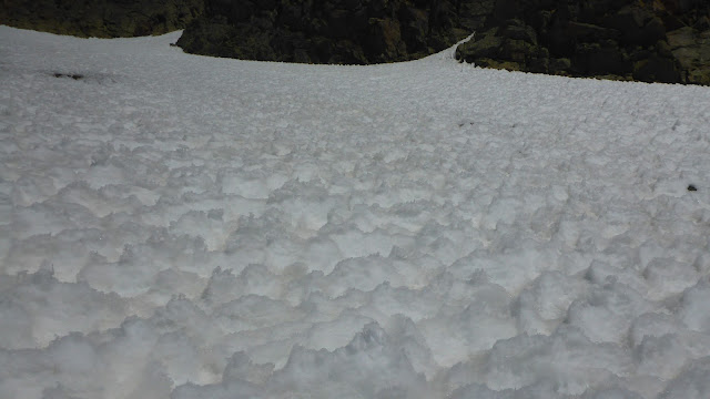 Neve penitente a perdita d‘occhio sotto la Cima del Vento, gruppo Vedrette di Ries (Foto: servizio prevenzione valanghe, 27.03.2022)