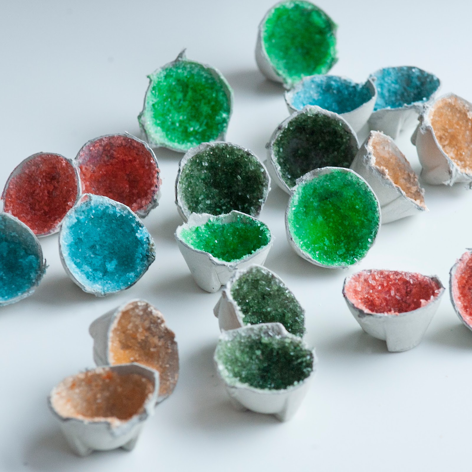 FAMILY & CRAFT: Quick Egg Carton Geodes