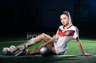 Galeri Foto Hot Sexy Pose Vicky Shu Artis indonesia pakai jersey bola - Anehunique.blogspot.com