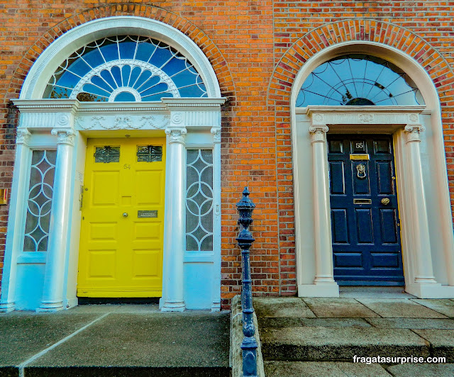 Portas coloridas típicas de Dublin, Irlanda