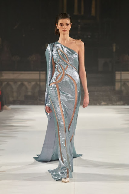 Défilé Fashion Week Haute Couture Fovari Printemps été 2023 robe