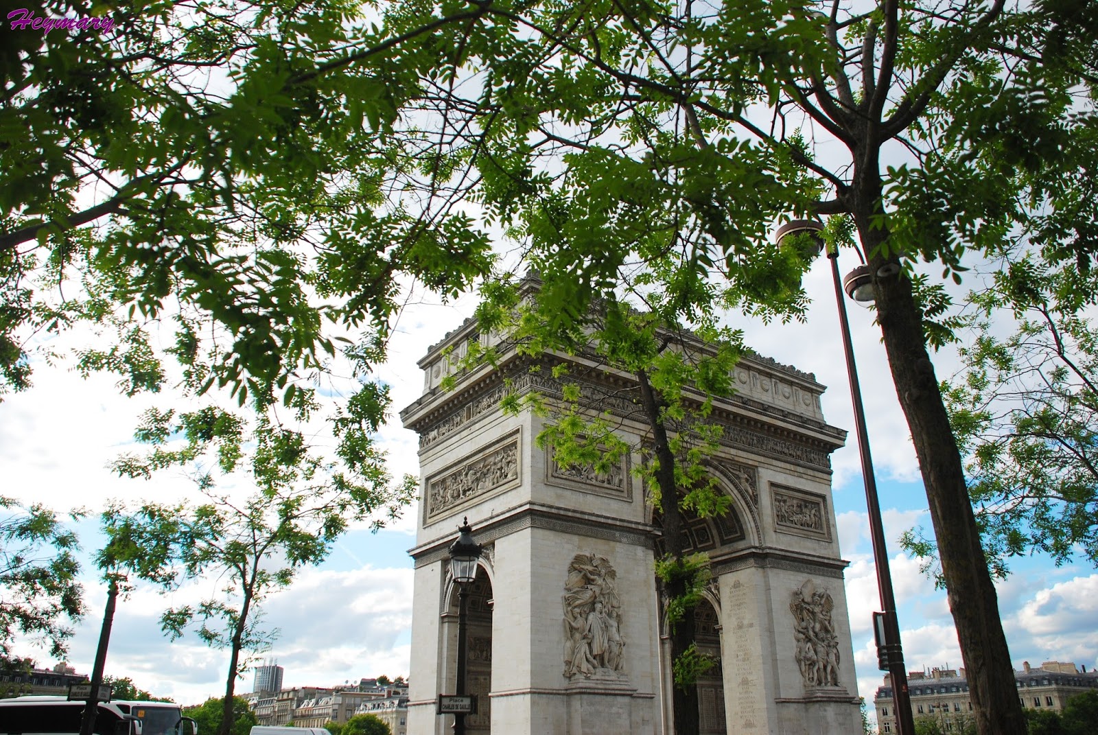 巴黎凱旋門2017/05/20 巴黎戴高樂廣場中央，紀念拿破崙1805年打敗俄奧聯軍的勝利，1806年興建，其間因拿破崙被推翻而停工，於1830年波旁王朝推翻斷斷續續經過30年於1836年7月29日落成。 巴黎的12條大街都以凱旋門為中心，向四周放射