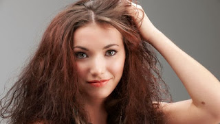  rambut kering juga menjadi salah satu duduk masalah rambut yang tidak sanggup diabaikan Cara Merawat Rambut Kering dan Kusut