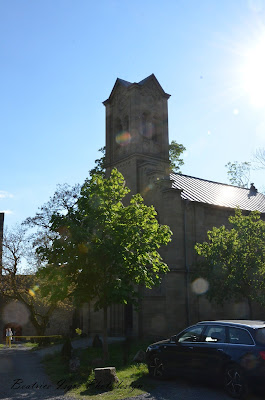 Innenhof der Salzburg mit Kirche