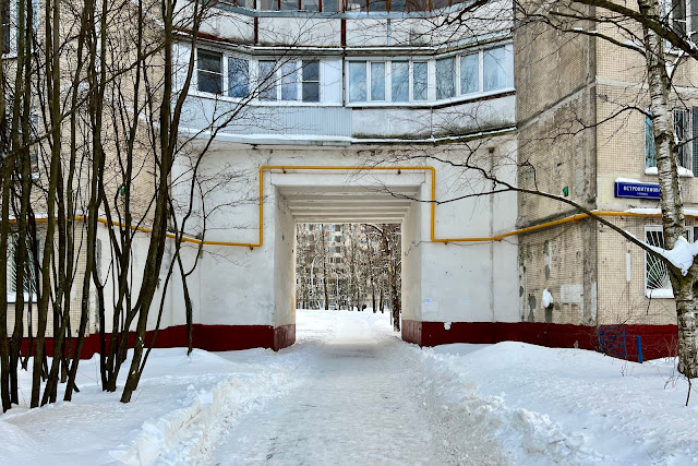 улица Островитянова, дворы, жилой дом 1972 года постройки улица Островитянова, дворы, жилой дом 1972 года постройки
