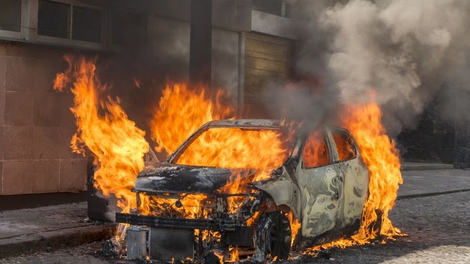 Teljes terjedelmében égett egy autó Pécsen