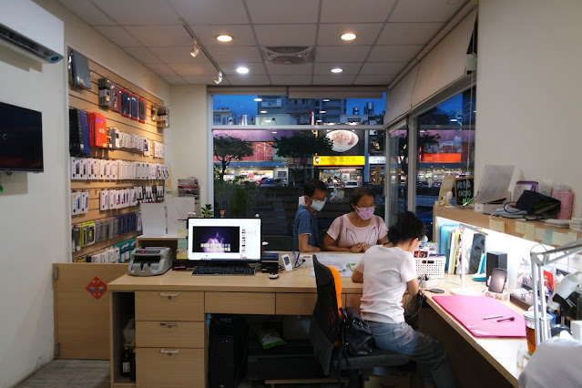 竹北Yh手機急診室是一家位於新竹縣竹北市的專業手機維修店，提供全方位的手機維修和客制化包膜服務。無論您的手機遇到何種問題，如螢幕破裂、充電異常、泡水故障、觸控異常等，修護師傅將以藝術家的心思和技巧進行修復，讓您的手機重獲新生。