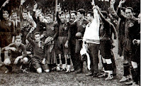 Selección de ESPAÑA - Temporada 1925-26 - Vallana, Samiter, Zamora, Colina (directivo), Polo, Cubells, Manuel de Castro (seleccionador), Pasarín, Cristino Lorenzo (masajista), Valderrama y José Mª Peña; Errazquin y Gamborena - AUSTRIA 0, ESPAÑA 1 (Cubells) - 27/09/1925 - Partido amistoso - Viena (Austria), estadio Hohe Warte - Alineación: Zamora; Vallana, Pasarín; Samitier, Gamborena, José Mª Peña; Piera, Cubells, Errazquin, Carmelo y Chirri I