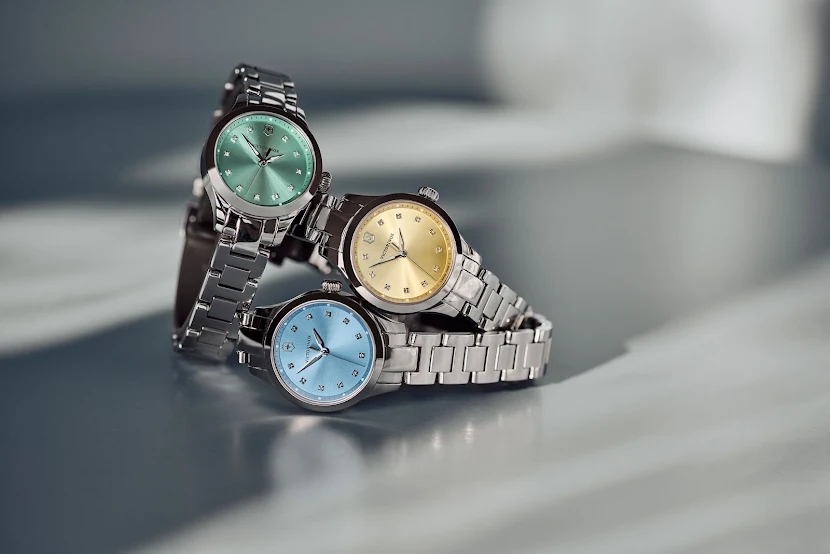 Os novos relógios surpreendem nos detalhes. Os mostradores em tons delicados (hortelã, azul claro dourado claro) ganham ainda mais charme com os onze cristais Swarovski e o famoso logotipo da Victorinox na posição de 12 horas. Com pulseira de aço inoxidável, sua caixa de 28 mm (em cristal de safira com revestimento triplo) encaixa-se perfeitamente no pulso. Os indicadores numéricos ficam em destaque pelo brilho da tecnologia Super-LumiNova®. Além disso, possui movimento de Quartzo Ronda 733 e é resistente à água em até 100m.