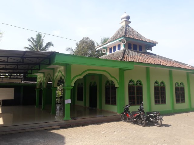 Kegiatan Bersih-bersih Masjid Al-Hidayah Watukarung Banjarnegoro Mertoyudan kabupaten Magelang