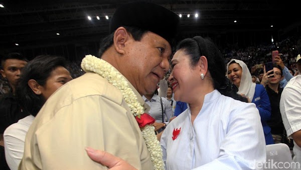 Cipika-cipiki, Begini Momen Kemesraan Prabowo-Titiek di Depan Relawan