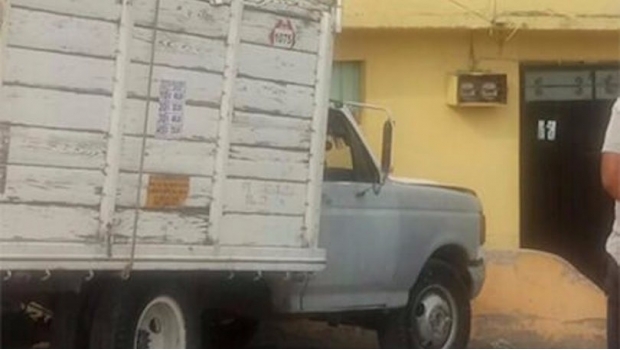 Choca camioneta con tanques de gas en Ecatepec; vecinos se roban los cilindros