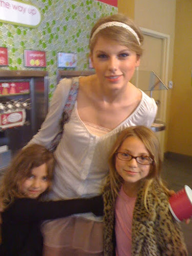 Georgia T. Willow, her little sister & Taylor Swift